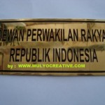 pesan plakat name tag lencana pin atribut