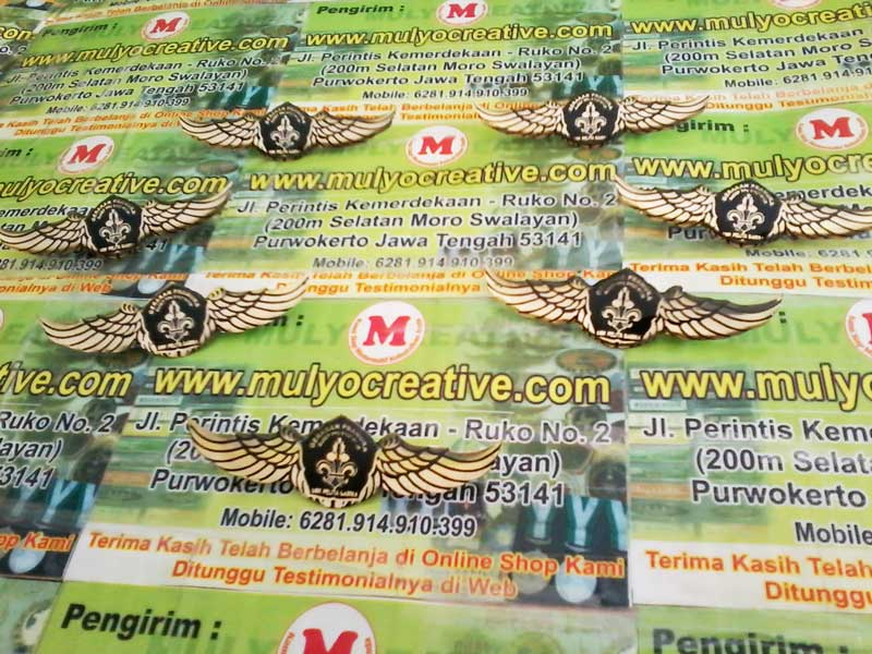 Lencana Wing Pramuka menggunakan lapisan Fiber