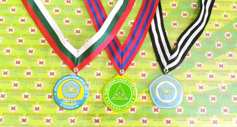 Contoh medali dengan harga murah. "Wisuda SMP N 2 Sidareja, PAC Karanglewas, Alumni SMPN 2"