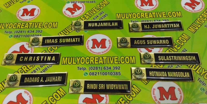 Papan Nama Dada, berlogo, warna hitam terbuat dari logam kuningan, dilapisi Resin Lycal